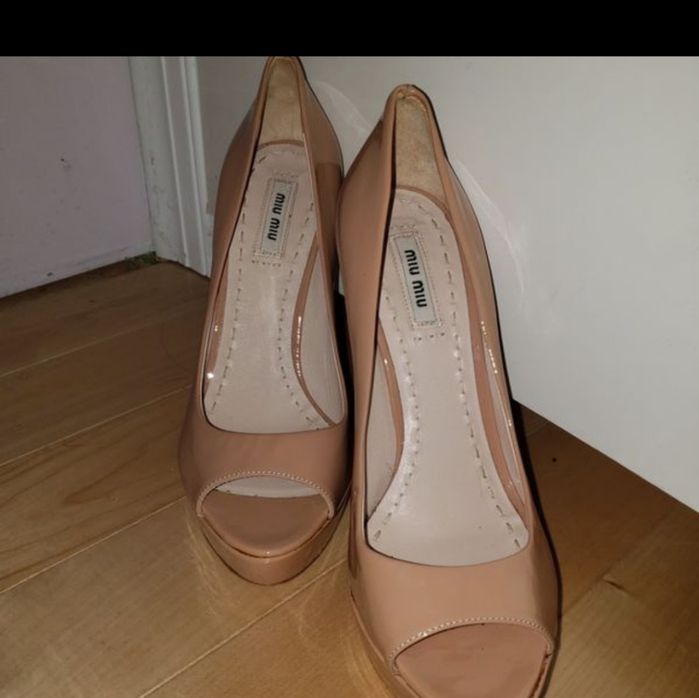 MIU MIU•OPEN TOE BEIGE PATENT LEATHER HEEL